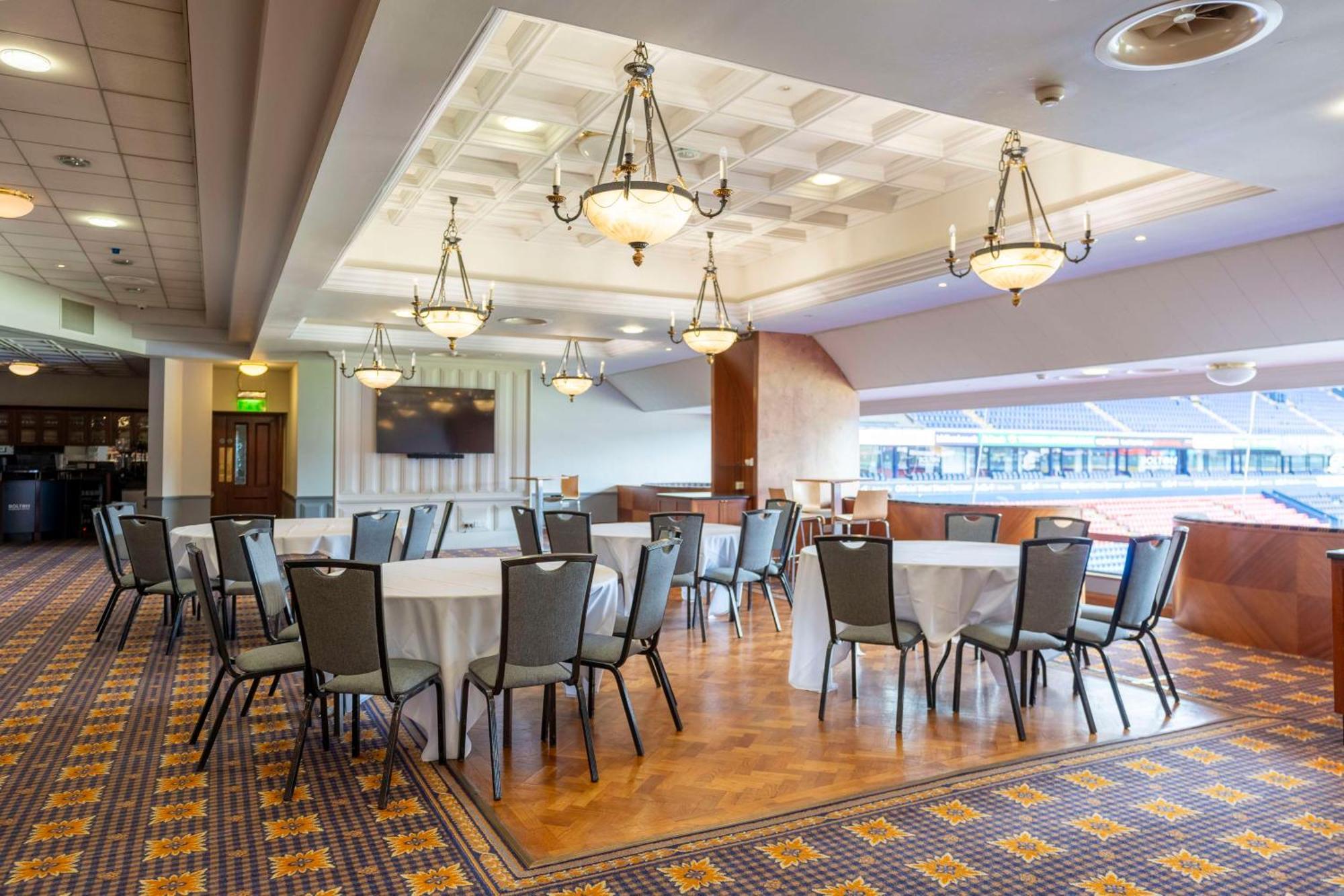 The Bolton Stadium Hotel, A Member Of Radisson Individuals Екстериор снимка